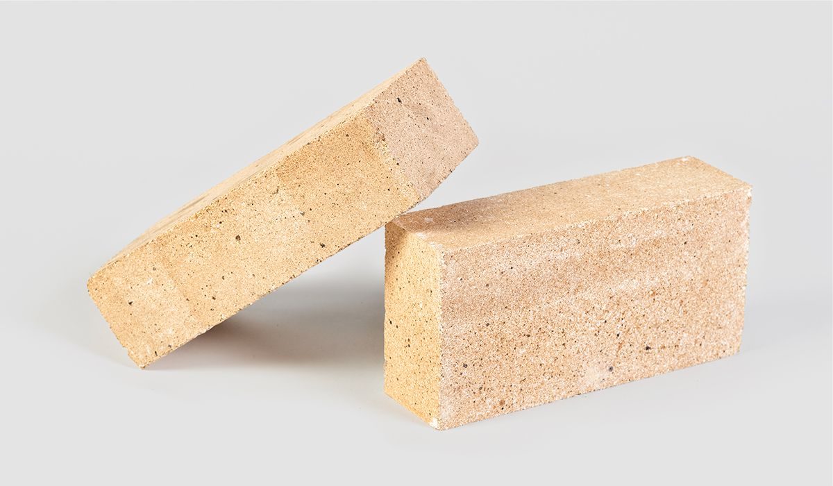 Aluminous bricks