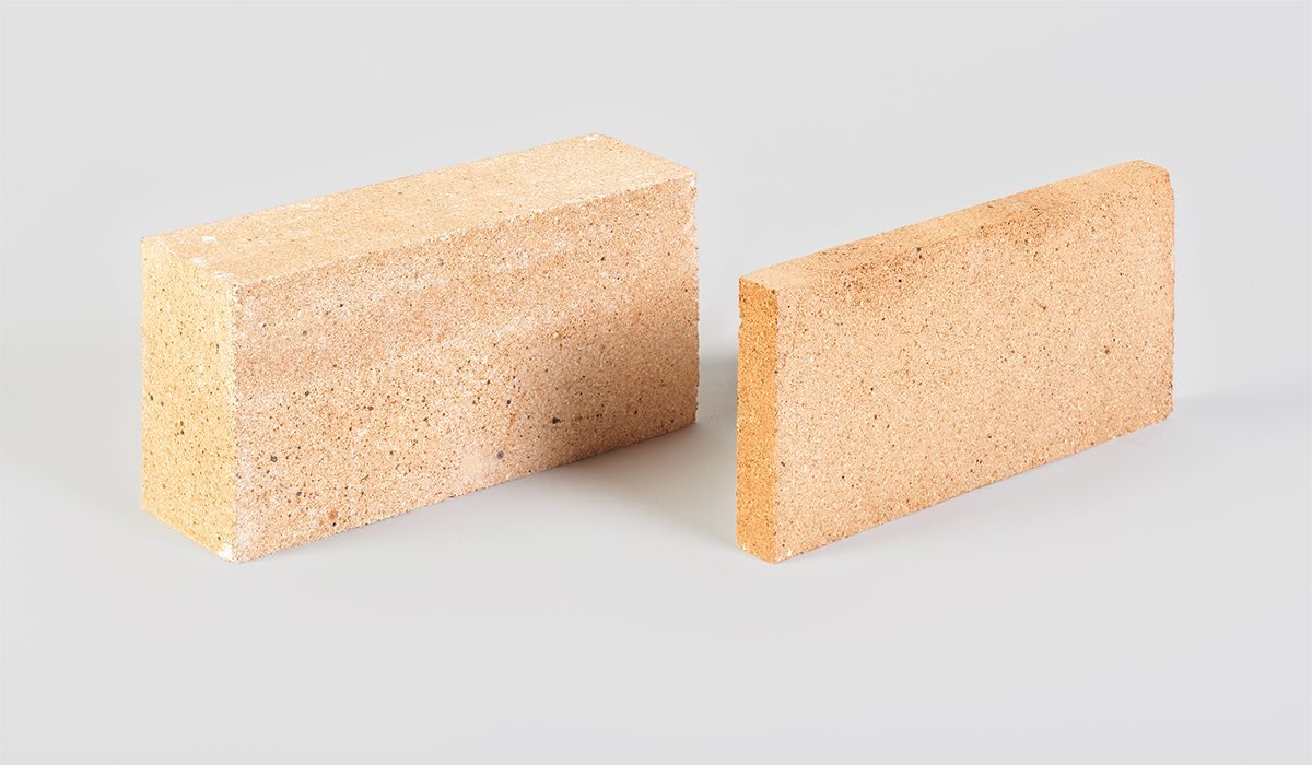 Aluminous bricks