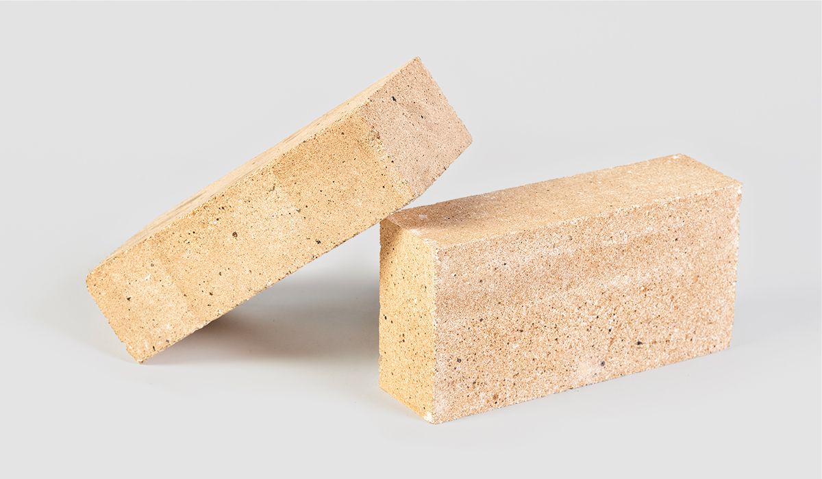 Aluminous bricks